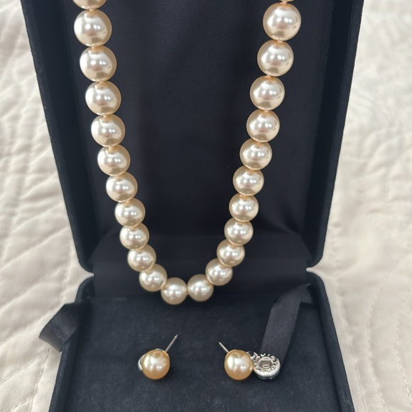Elegant Pearl Necklace and Earring Set with magnetic clasp! - Picture 4 of 6